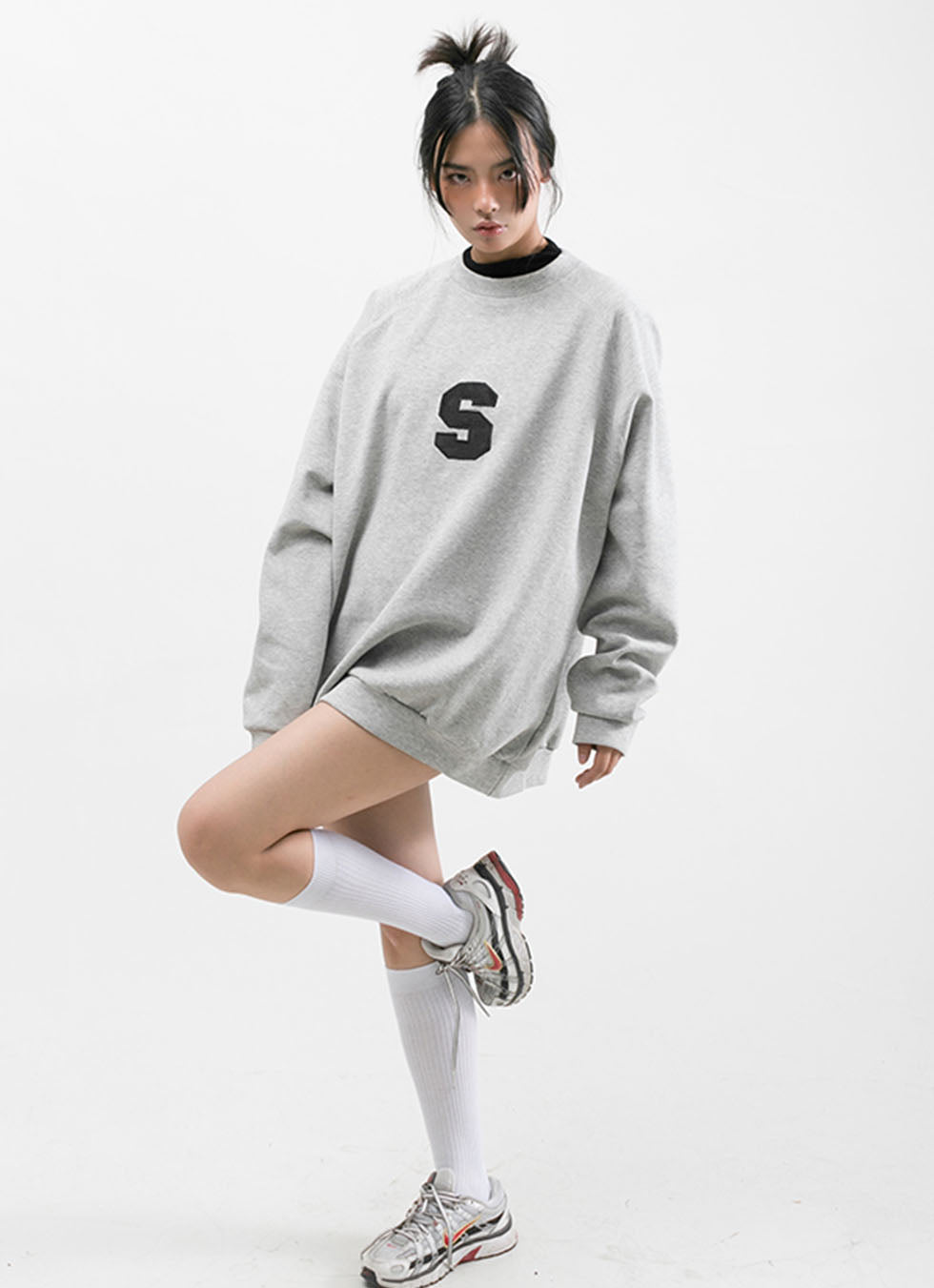 Round neck embroidered sweatshirt P694