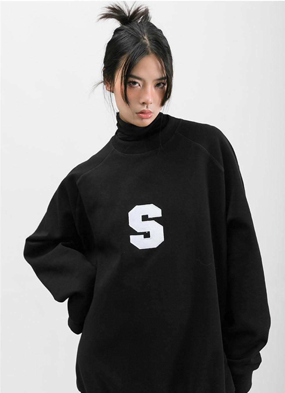 Round neck embroidered sweatshirt P694