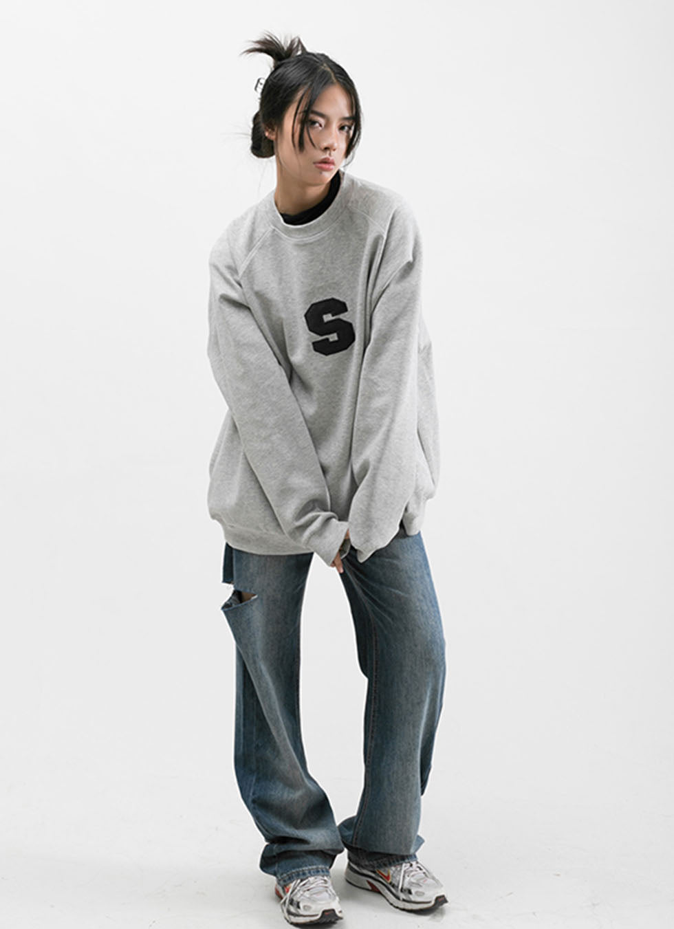 Round neck embroidered sweatshirt P694