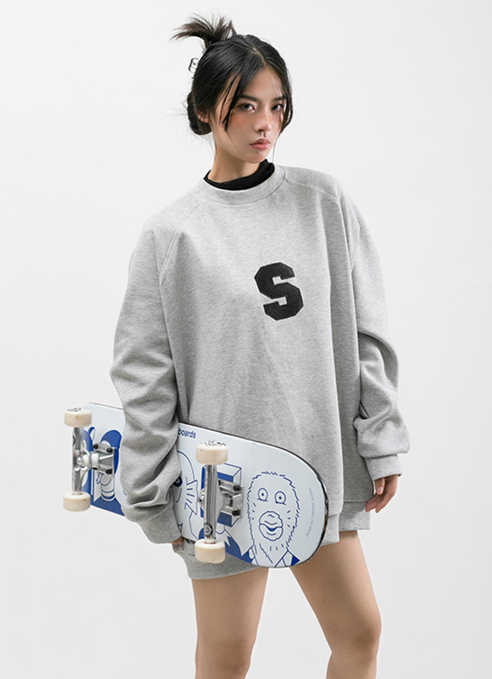 Round neck embroidered sweatshirt P694