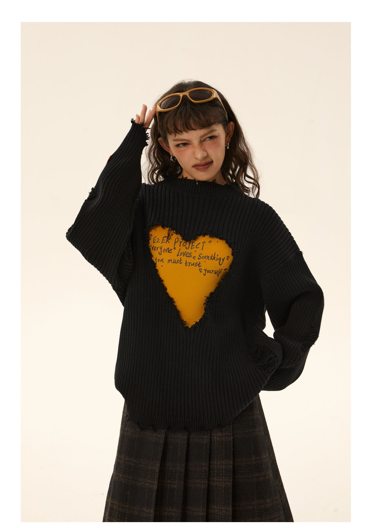 Loose fit heart logo damaged knit P428