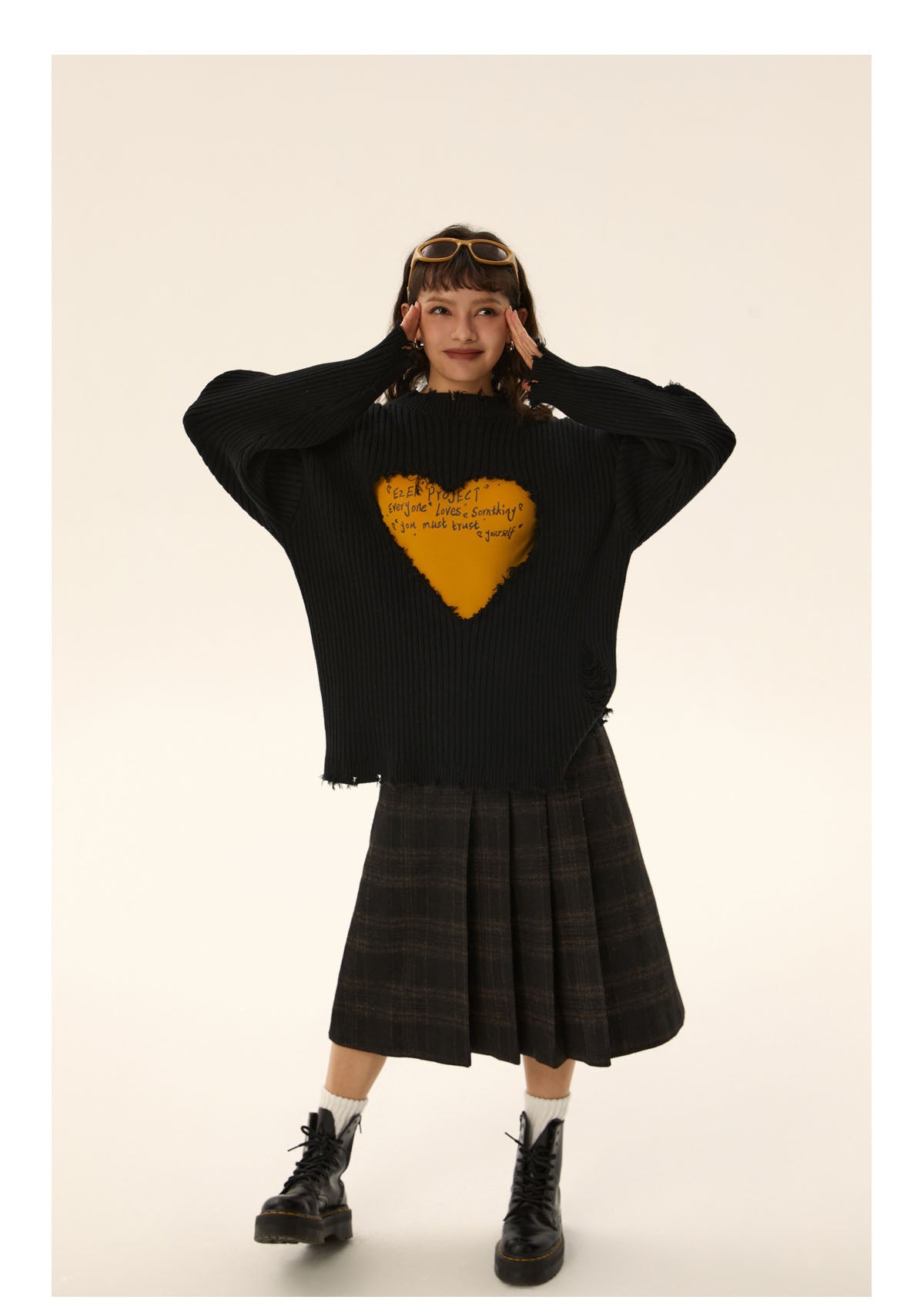 Loose fit heart logo damaged knit P428