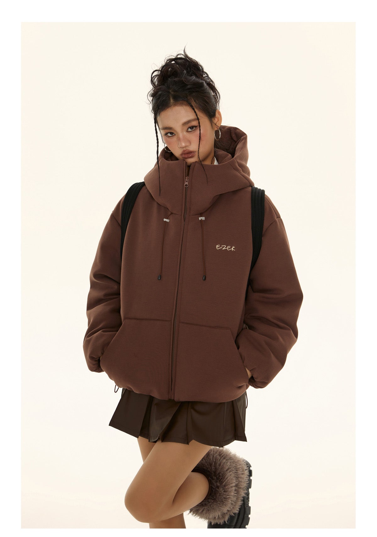 Casual logo short length down jacket P554