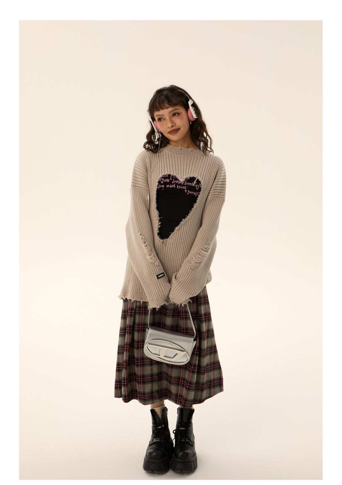 Loose fit heart logo damaged knit P428