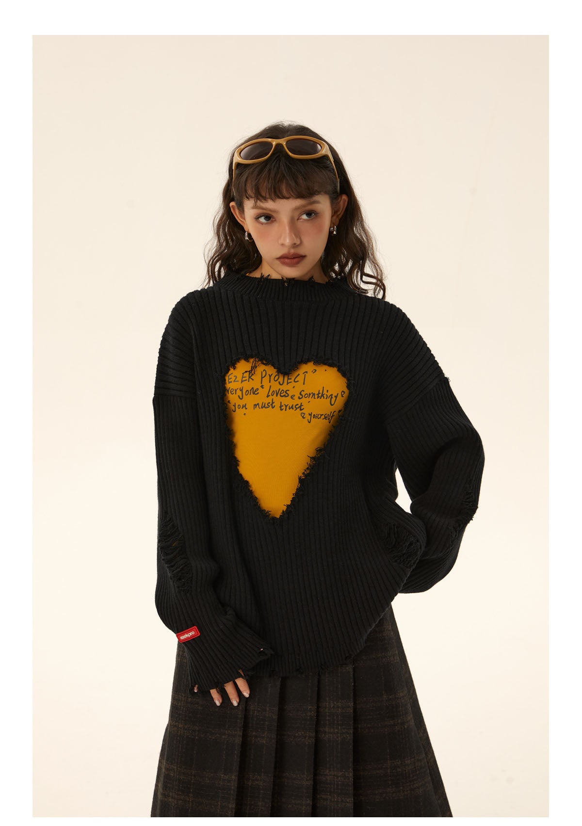 Loose fit heart logo damaged knit P428