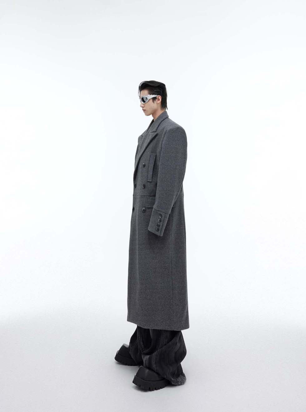 Shoulder padded wool long coat P986