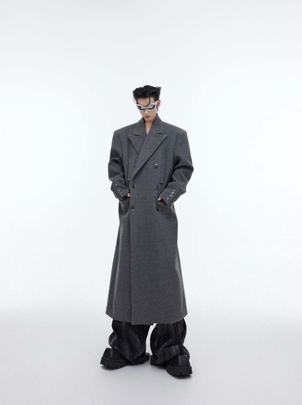 Shoulder padded wool long coat P986