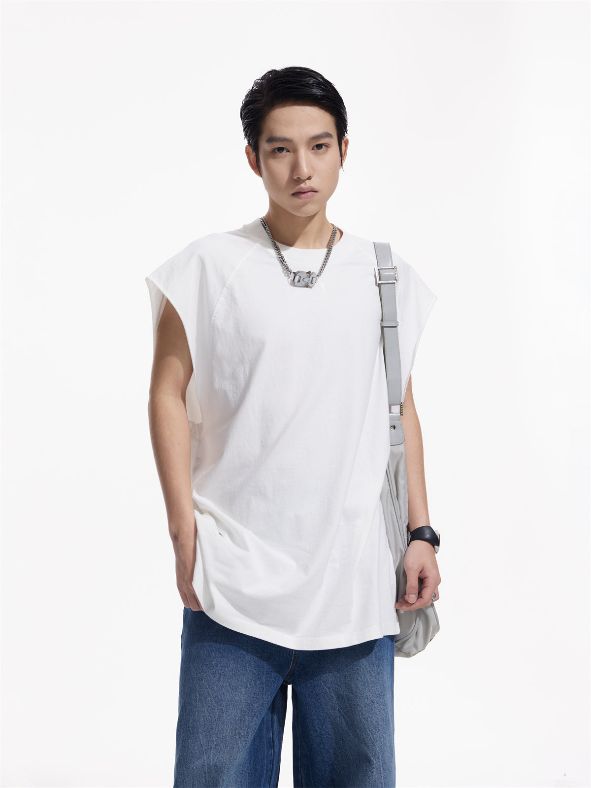 Sleeveless T-shirt P077